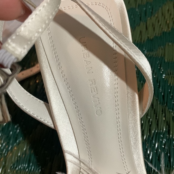 Super Chic🤍NWT- UR Pearl White Silky Fluffy Block Heels -Size 5 - Picture 5 of 8